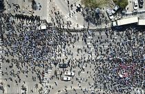 Los manifestantes en Tel Aviv intentaron cortar el paso a Benjamin Netanyahu de camino al aeropuerto