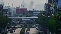 تمثال بوذا العملاق لمعبد وات باكنام فاسي تشاروين شوهد وسط ظروف ضبابية بسبب تلوث الهواء في بانكوك. 7 مارس/آذار 2023.