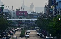 تمثال بوذا العملاق لمعبد وات باكنام فاسي تشاروين شوهد وسط ظروف ضبابية بسبب تلوث الهواء في بانكوك. 7 مارس/آذار 2023.
