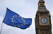 Флаг ЕС на фоне Башни Елизаветы,  известной по названию колокола внутри башенных часов, «Биг Бен», и Вестминстерского дворца, здания парламента в центре Лондона, 1 марта 2023 