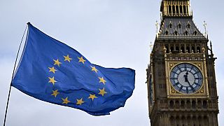Флаг ЕС на фоне Башни Елизаветы,  известной по названию колокола внутри башенных часов, «Биг Бен», и Вестминстерского дворца, здания парламента в центре Лондона, 1 марта 2023
