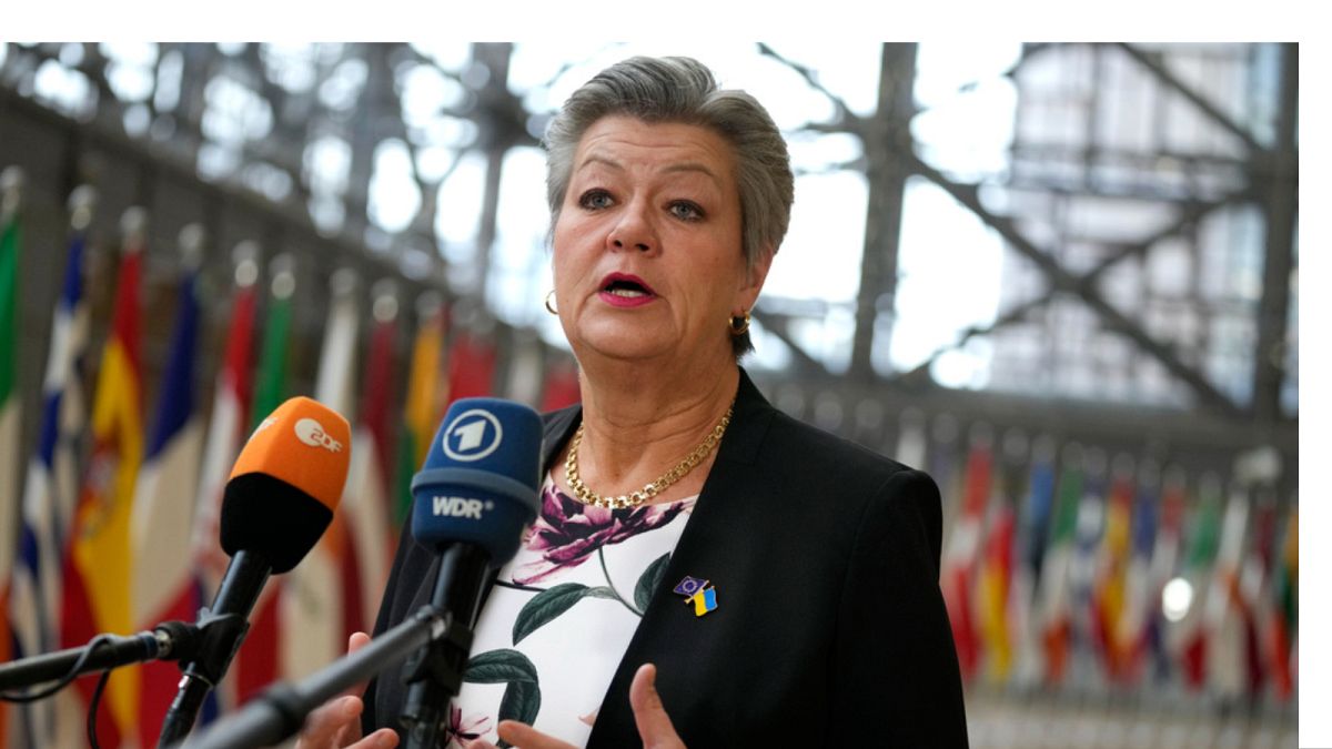 إيلفا يوهانسون تتحدث إلى وسائل الإعلام أثناء وصولها لحضور اجتماع لوزراء داخلية الاتحاد الأوروبي في المجلس الأوروبي، بروكسل، 9 مارس 2023.