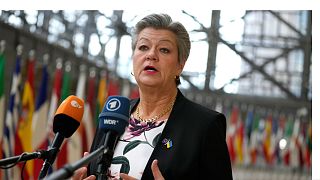 إيلفا يوهانسون تتحدث إلى وسائل الإعلام أثناء وصولها لحضور اجتماع لوزراء داخلية الاتحاد الأوروبي في المجلس الأوروبي، بروكسل، 9 مارس 2023.