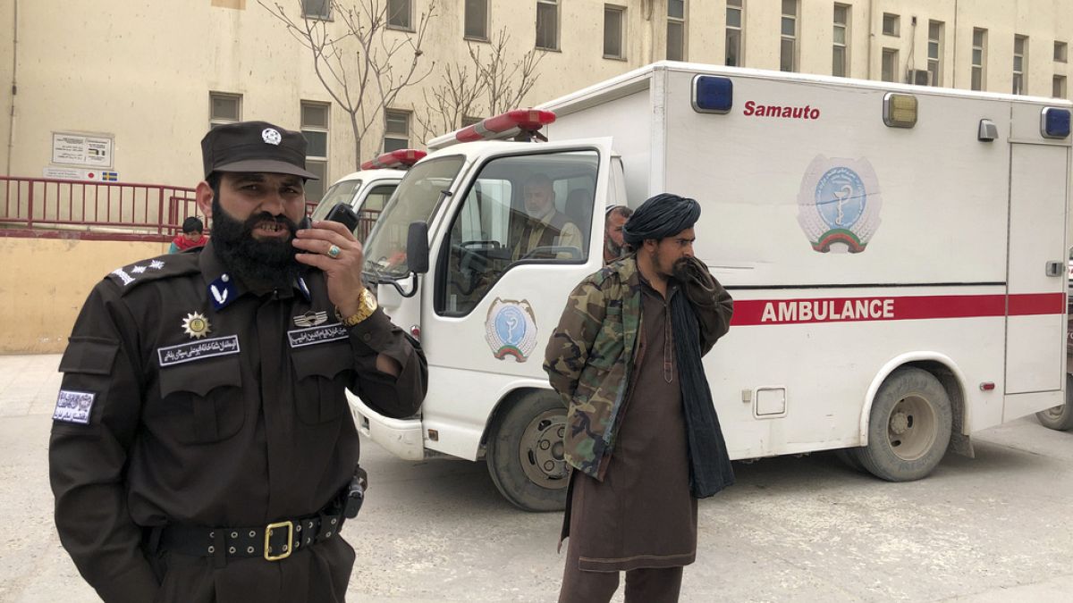 Taliban üyeleri Belh vilayetinin başkenti Mezar-ı Şerif'te meydana gelen patlamanın ardından hastane önünde nöbet tutuyor. 