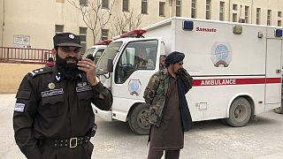 Tálib harcosok a robbantás színhelye előtt március 9-én