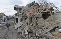 Ukrayna'nın batısındaki Lviv bölgesindeki bir köyde Rus füzesinin isabet ettiği bir ev