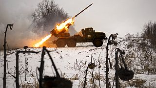 Militares ucranianos disparan desde un lanzacohetes múltiple contra posiciones rusas en la zona de Kharkiv, Ucrania, el sábado 25 de febrero de 2023.
