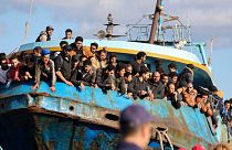 قایق حامل پناهجویان در ساحل یونان