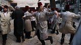 Des juifs ultra-orthodoxes costumés célèbrent Pourim dans le quartier de Mea Shearim à Jérusalem, le 8 mars 2023.