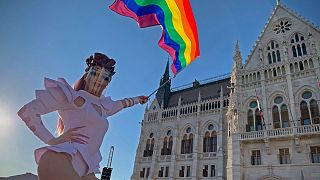یک فعال دگرباش مقابل پارلمان مجارستان در بوداپست