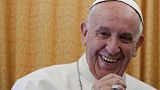 Papa Francesco sorride durante una conferenza stampa tenuta sul volo di ritorno dal Cairo a Roma, 29/04/2017