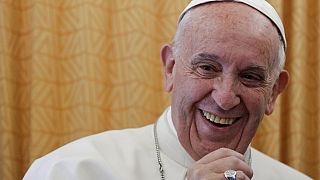 Papa Francesco sorride durante una conferenza stampa tenuta sul volo di ritorno dal Cairo a Roma, 29/04/2017