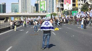 Tel Aviv'de göstericiler otoyolu trafiğe kapattı