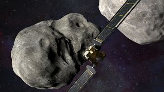  الرسم التوضيحي  يصور مسبار DART التابع لناسا، والمركز و LICIACube التابع لوكالة الفضاء الإيطالية (ASI)  قرب الكويكب ديمورفوس عام 2022.