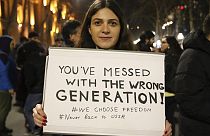 Среди протестующих на площади перед парламентом Грузии в Тбилиси много молодёжи.