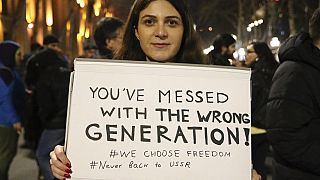 Среди протестующих на площади перед парламентом Грузии в Тбилиси много молодёжи.
