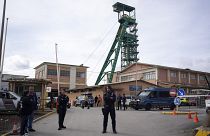 Tras el accidente, la policía catalana acordonó la entrada de la mina de Cabanasses de Súria a unos 80 kilómetros al noroeste de Barcelona, España, el 9 de marzo de 2023.