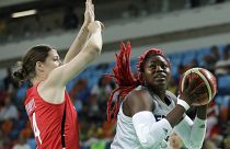 Isabelle Yacoubou (am Ball) in einem Spiel während der Olympischen Spiele 2016