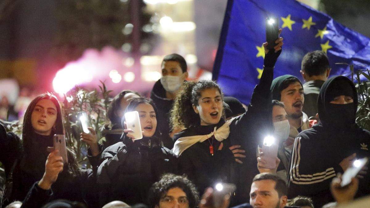 На третий день протестов в Тбилиси у здания парламента было особенно много студентов