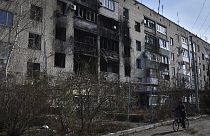 Un bloque de pisos dañado tras los bombardeos masivos de Rusia en Ucrania.. 