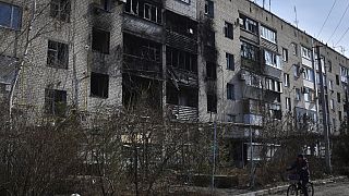 Beschädigte Gebäude nach Raketeneinschlägen in der Ukraine