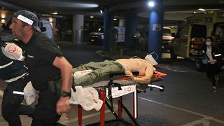 Une victime blessée arrive à l'hôpital Ichilov dans la ville israélienne de Tel Aviv.