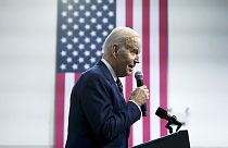 Le président américain Joe Biden présente son plan budgétaire pour 2024 au Finishing Trade Institute de Philadelphie.