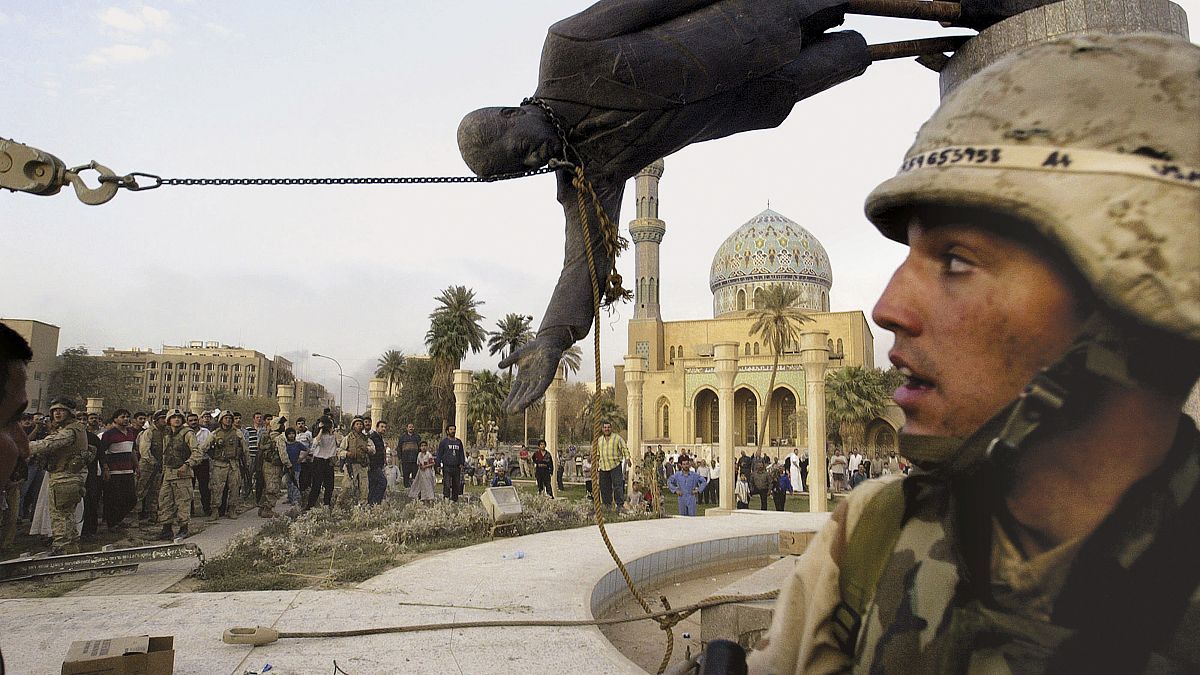 وسط بغداد، الجيش الأمريكي يسقط تمثال الرئيس العراقي السابق صدام حسين 09 أبريل/ نيسان 2003