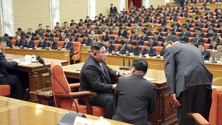 الزعيم الكوري الشمالي كيم جونغ أون خلال اجتماع لحزب العمال الحاكم - أرشيف