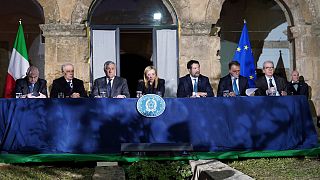 جورجا ملونی، نخست وزیر ایتالیا و اعضای کابینه او در نشست اضطراری دولت