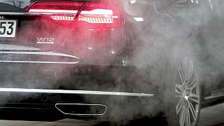 Une voiture de luxe Audi est entourée de gaz d'échappement alors qu'elle est garée avec un moteur en marche devant la Chancellerie de Berlin, en Allemagne, le mercredi 20 nove