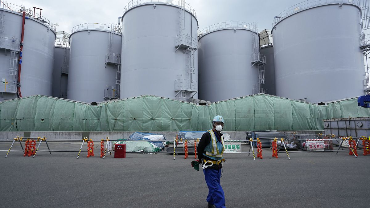Резервуары с очищенной водой на АЭС "Фукусима-1"