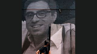 تصویر سیامک نمازی روی دیواری در واشنگتن