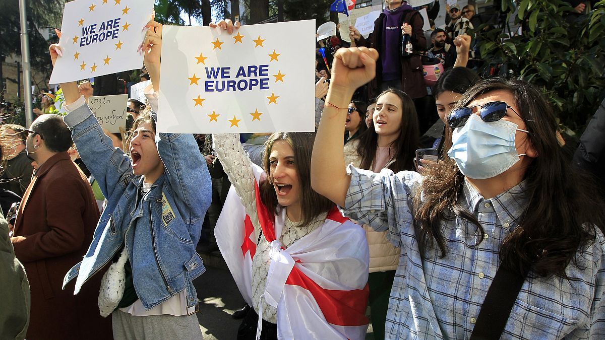 Молодежь вышла под лозунгом "Мы - Европа!"
