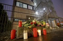 Цветы и свечи в память о погибших в Гамбурге