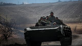Soldados ucranianos num tanque junto à linha da frente, em Bakhmut