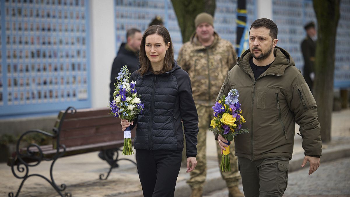 Президент Украины и премьер-министр Финляндии возлагают цветы к памятнику погибшим защитникам
