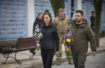 La premier finlandese Sanna Marin e il presidente ucraino Volodymyr Zelensky al Memoriale ai caduti ucraini nella guerra contro la Russia