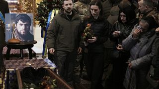 الرئيس الأوكراني فولوديمير زيلينسكي، ورئيسة الوزراء الفنلندية سانا مارين، يحضران جنازة الضابط الأوكراني دميترو كوتسيوبايلو. كييف أوكرانيا 10 مارس/آذار 2023