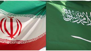 العلم السعودي إلى جانب العلم الإيراني 