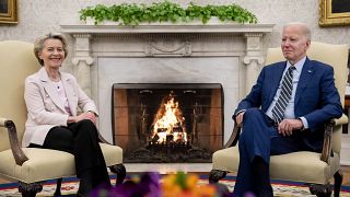 O πρόεδρος των ΗΠΑ Τζο Μπάιντεν και η πρόεδρος της Κομισιόν Ούρσουλα Φον ντερ Λάιεν στον Λευκό Οίκο