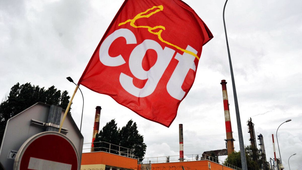 Benzinhiánnyal akar nyomást gyakorolni a francia kormányra a szakszervezet