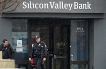 Rendőrök a Silicon Valley Bank székházánál a kaliforniai Santa Clarában