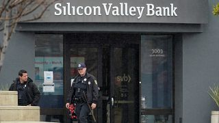 Rendőrök a Silicon Valley Bank székházánál a kaliforniai Santa Clarában