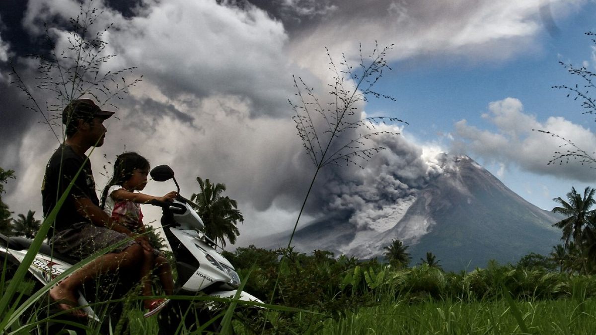 بركان جبل ميرابي الإندونيسي