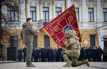 Ο πρόεδρος της Ουκρανίας Βολοντίμιρ Ζελένσκι αποτίει φόρο τιμής στα ουκρανικά στρατεύματα