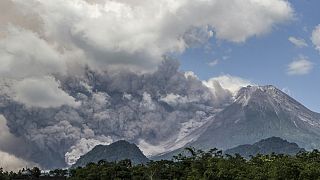 O Monte Merapi liberta matérias vulcânicas durante uma erupção