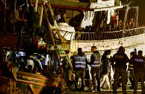 Polícia italiana inspeciona pesqueiro com cerca de 500 migrantes a bordo em Crotone