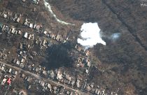 Cette image satellite Maxar Technologies montre de la fumée provenant de munitions récemment larguées dans le sud de Bakhmout, en Ukraine, le lundi 6 mars 2023.