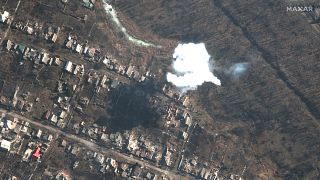 Cette image satellite Maxar Technologies montre de la fumée provenant de munitions récemment larguées dans le sud de Bakhmout, en Ukraine, le lundi 6 mars 2023.